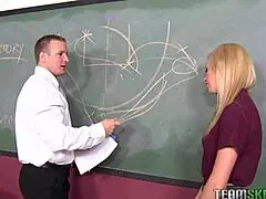 よ、ティーン18+ Kaley Hiltonが教室で歯列矯正しながらマ○コを激しく突かれる