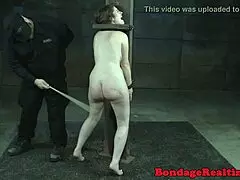 Hugetits Schönheit erträgt harte Peitschenhiebe in BDSM-Fetisch