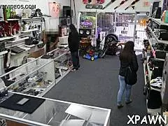 Bimbo dilettante in winkel krijgt hard geramd