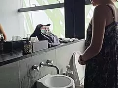 She came over without panties and started playing sexy, shaking her ass in close-up while the hosts were out for 10 minutes.