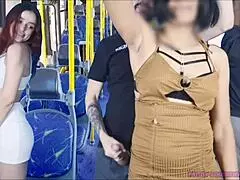 Safada лапают на публике в переполненном автобусе
