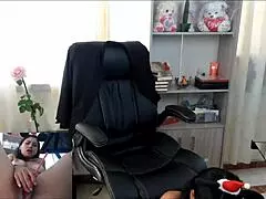 Я шалю в офисе со сквиртящей пиздой и дилдо игрушками