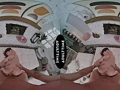 VR up close - Chanel Camryn kiffe intensément la grosse queue de Kyle Mason.