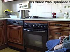 ¿Te arriesgas con mi hermanita cachonda en un creampie casero de cerca? ¡Es una locura!