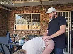 Vzájemná masturbace se ženou souseda končí venkovním creampie.