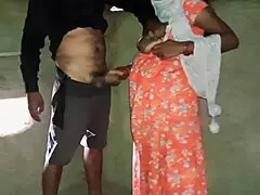 Bengali sexy jente leker med leke i landsbyfantasi