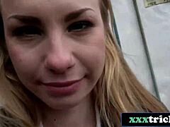 Сладка руска репортерка я чукат здраво публично, облечена