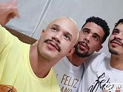 I miei amici adorano i regali di capodanno e mi danno cazzo bareback in cambio