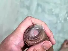 Gozando no banho, feeling that bisexual thrill with neighbors