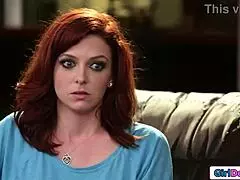 Dominerande styvmamma tvingar styvdotter slicka stora tuttar i kontroll