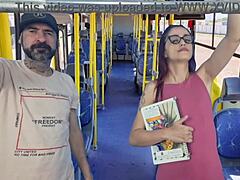 Študentka otipana od starega tipa na javnem avtobusu.