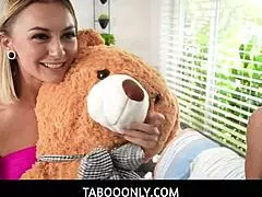 Hej, ko pastorek brat pride domov, Chloe in Kyler močno končata z divjim orgazmom!