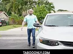 Hej, ko pastorek brat pride domov, Chloe in Kyler močno končata z divjim orgazmom!