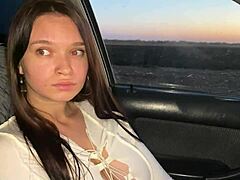 내 베프 여친이 차 안에서 10달러에 빨아줬어, 진짜 대박!