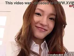 Piccola studentessa coreana prova azione con figa pelosa nel primo porno