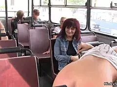 Hey, tjek denne kastanjebrune babe kneppe på en offentlig bus!