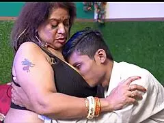 Ragazzo di 18 anni domina una bella signora. Le sbatte il culo carino in un intenso anal a pecorina.