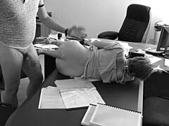 Chefen knullar liten 18+ sekreterare på kontorsbordet, filmat på kamera! 😲