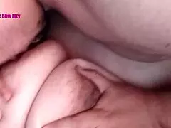 Esta madura tetona infiel no tiene llenadera.