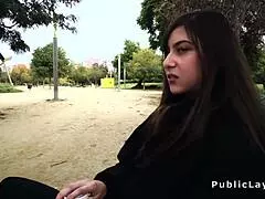 Rumuńska Laska Wzięła Ogromnego Kutasa w Dupę na Świeżym Powietrzu na Widoku Wszystkich.