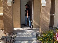 Oväntat förförd av pappas tjejer i sexiga underkläder under ett vilt möte. Hjärtat slår hårt!