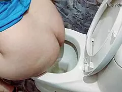 يو، قبضت على أختي الخطوية الهندية الحقيقية بتبول في الحمام، حاجة جامبة! 🛁