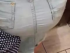 スカートハウスがクララをタイトなジーンズスカートで誘惑