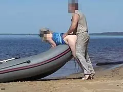 Turistka se razdivja z čolnarjem na plaži