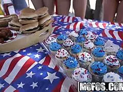 Η Blake Eden Ρουφάει Και Γαμιέται Έξω Στο BBQ