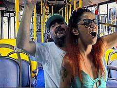 Ung student klådd på og tatt hardt inne i en full buss midt på dagen