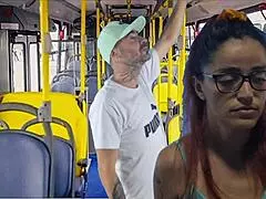 Млада студентка опипвана и чукана здраво в претъпкан автобус на светло