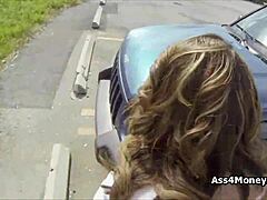 Follando a una jovencita sin pasta con tetas enormes en el parking