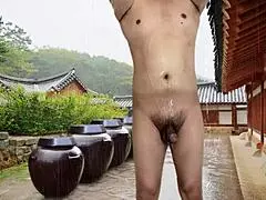 Due gay nascosti scoprono attrazione reciproca in pubblico