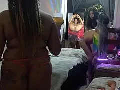 Fiquei pelado na festa com várias mulheres trans e gozei muito 😍