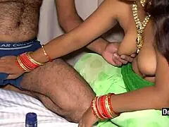 ¡Dios, una randi india se descontrola con tragos y sexo en la granja, qué caliente! 🍻