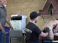 Hej, lažni policaj in očim uredita mladega fanta na delu!