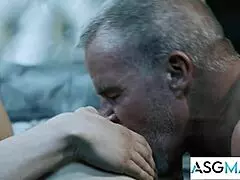 וואו, דייל סווג' בטירוף אכילת תחת דובים בוגרים ועבודת פולחן טווינק!