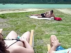 เฮ้ ฉันกำลังลูบตัวเองขณะที่ไอ้โรคจิตชักว่าวที่ชายหาด