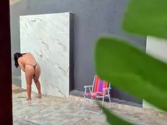 Flagrei Minha Vizinha Gostosa Tomando Uma Ducha No Quintal Depois De Curtir Uma Praia