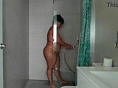 Заобљена гуза моје прљаве цимерке ме је навукла у студентском дому!