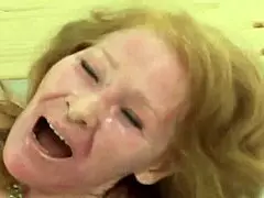 Superbestemor craver dyp og hard erotisk action