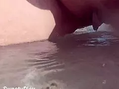 Я так возбужден, видя ее гладкую киску, капающую во время писания на общественном пляже.