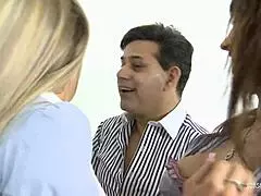 Fete obraznice se masturbează sălbatic în fața ochilor unui cuplu excitat