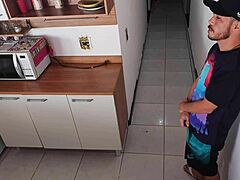 샤워 중에 남편이 부엌에서 절친과 위험한 섹스하는 걸 잡았어!