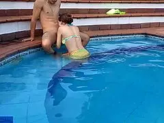 Chica inocente disfruta de la piscina con su hermanastro chup�ndole la verga y fornicando