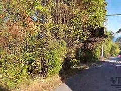 Kurva eltévedt az erdőben és idegenek minden lyukát megtöltötték