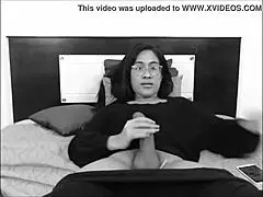 Wow, kolumbijská shemale trhá monštruóznym kokotom naživo na kamere!