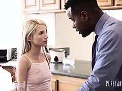 Tynde Piper Perri hungrer efter stedfars opmærksomhed