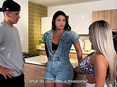 Не мога да повярвам, че чукам мъжа на доведената ми сестра в кухнята, после всички се включваме в див тройка с Naty Delgado и Salome Gil!