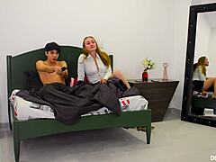 OMG, kongsi katil dengan ibu tiri dan dia hisap kontol aku sekarang!